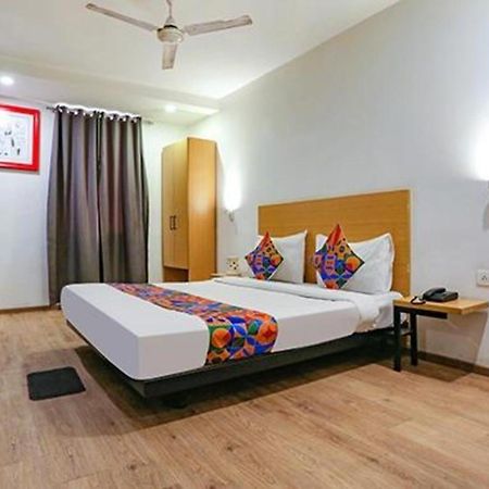 Fabhotel Urban Residency Model Town Nueva Delhi Exterior foto