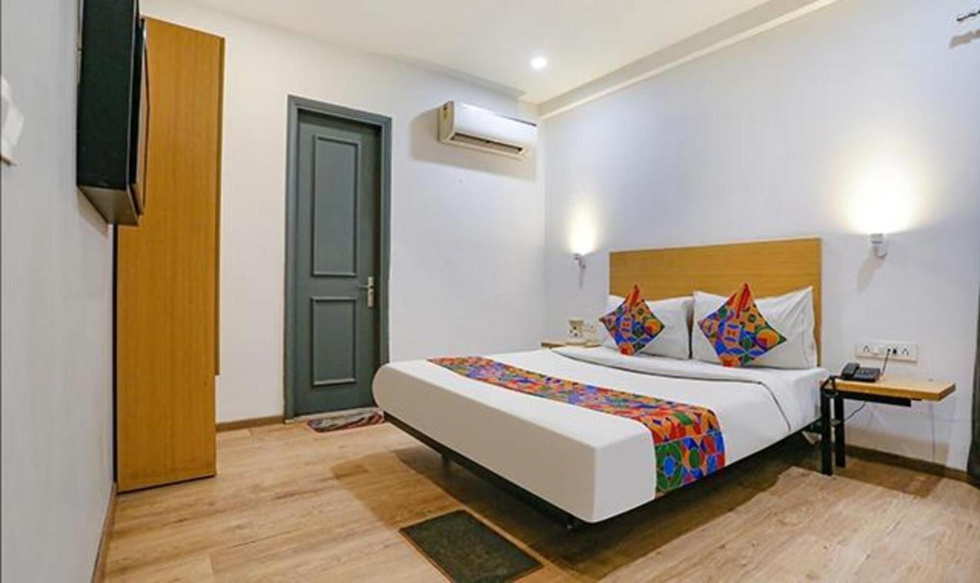 Fabhotel Urban Residency Model Town Nueva Delhi Exterior foto